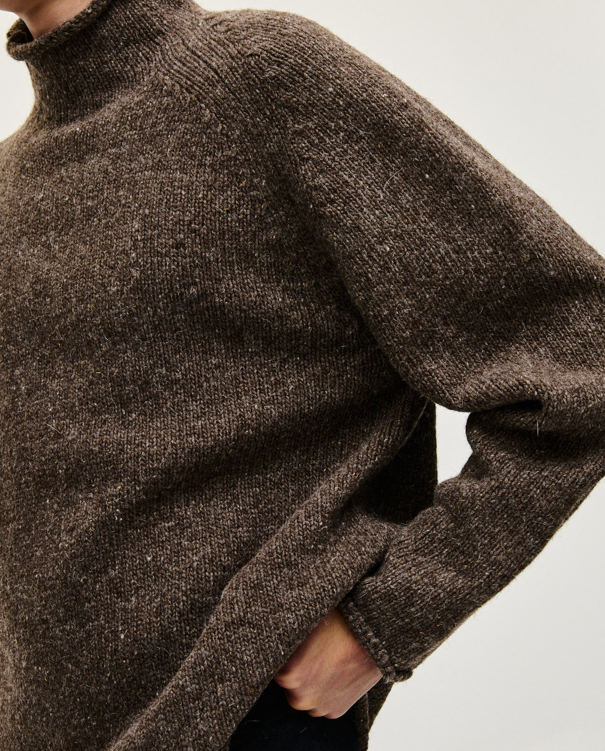 Men's jumper in oak color by Babaà, featuring a stylish knit design and comfortable fit, displayed on a model.