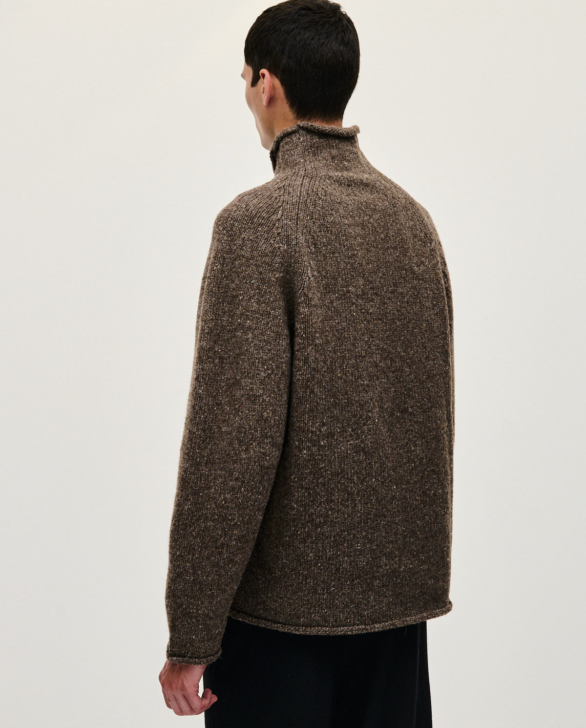 Babaà No81 Oak men's jumper featuring a cozy knit design, worn by a model in a casual setting.