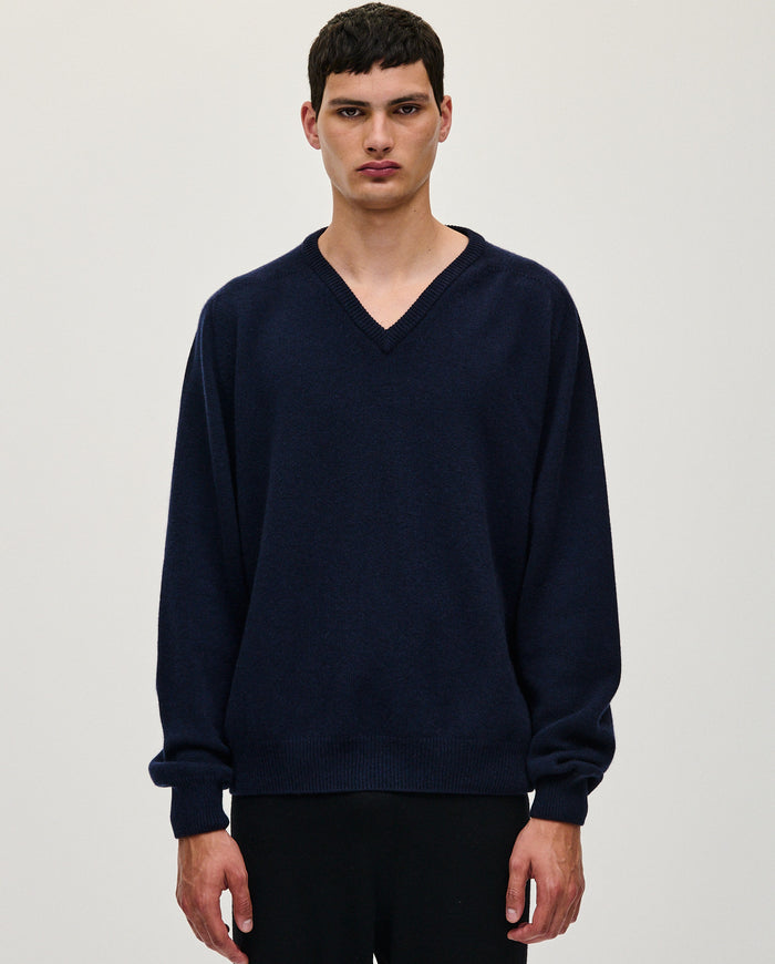 Navy men's jumper from Babaà, style No91, featuring a comfortable fit and simple design, shown on a model.