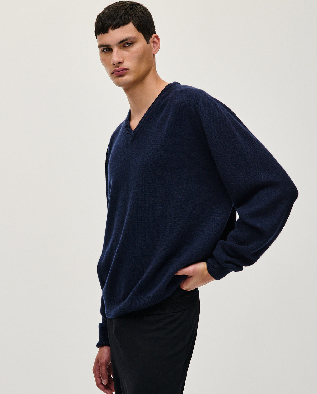Navy men's jumper from Babaà, style No91, featuring a cozy knit fabric and classic fit, displayed on a mannequin.