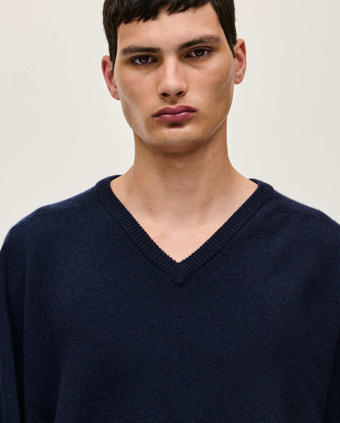 Navy men's jumper No91 by Babaà, featuring a comfortable knit design and classic fit, shown on a model.