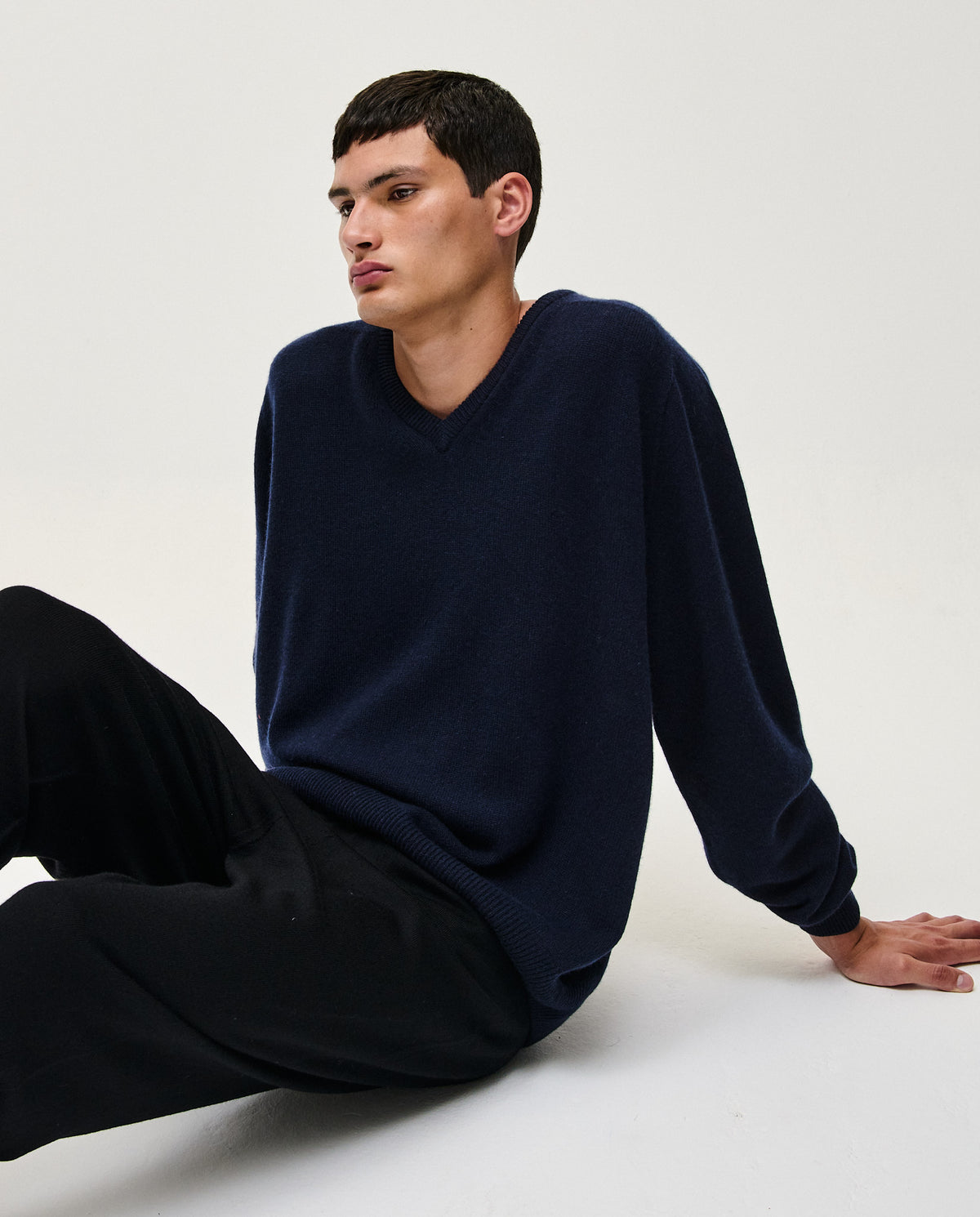 Navy Babaà No91 men's jumper featuring a cozy knit design and ribbed cuffs, perfect for casual wear.