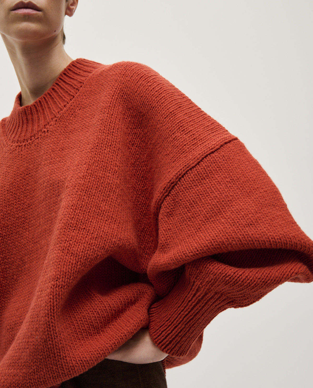 Woman wearing Babaà Jumper No11 Arce in soft knit fabric, featuring a cozy, stylish fit and neutral color.