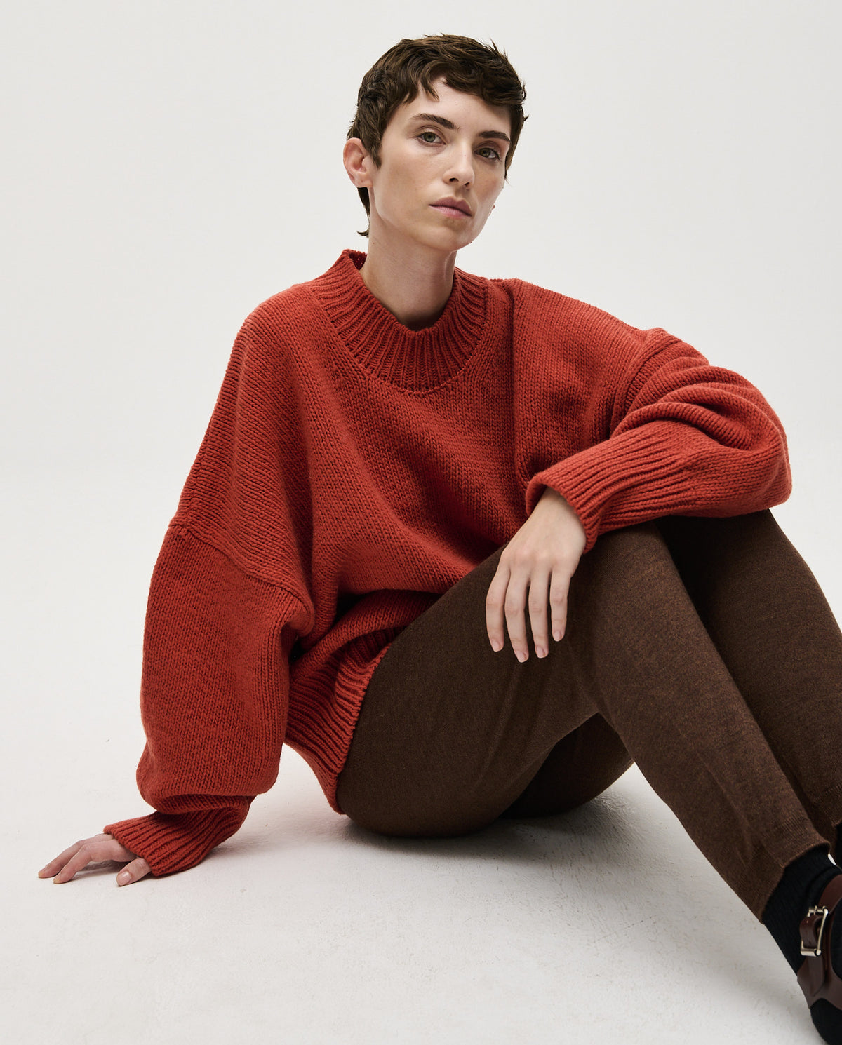 Babaà No11 Arce women's jumper in soft knit fabric, featuring a relaxed fit and stylish design, worn by a woman in the image.