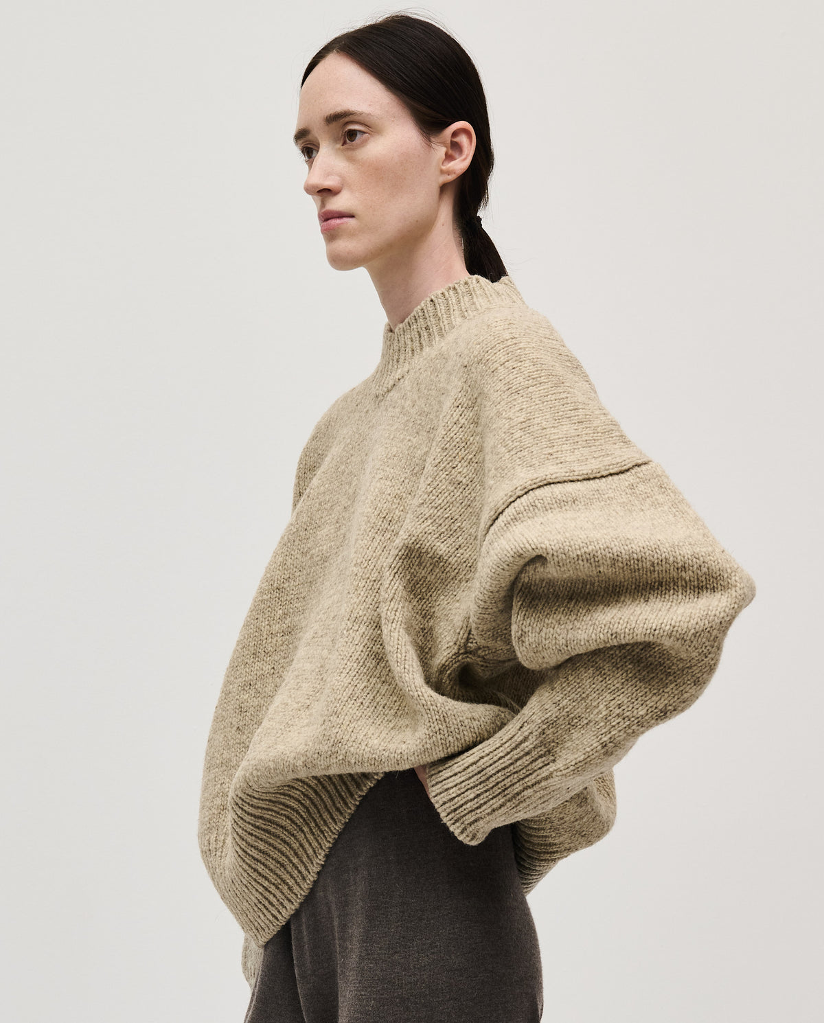 Woman wearing Babaà Jumper No11 Mist, soft knit sweater with a relaxed fit, in a misty gray color.