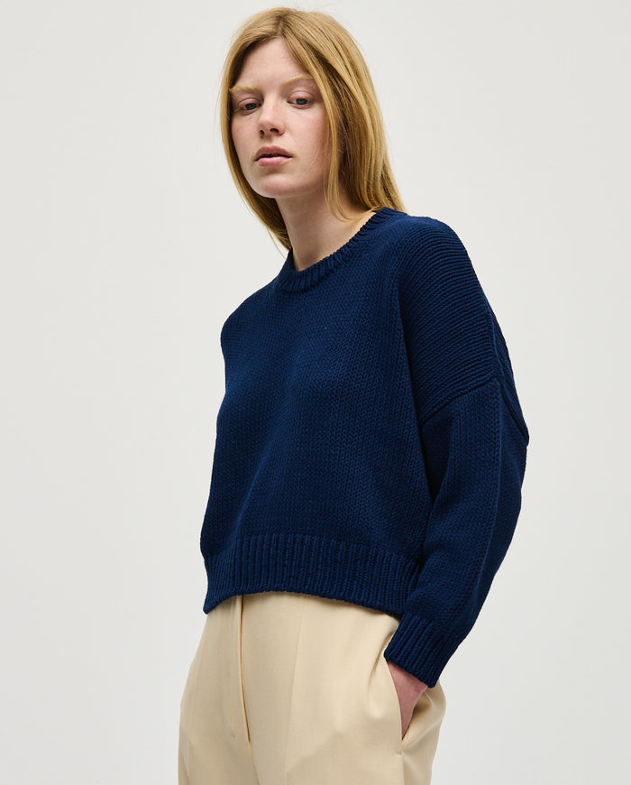 Navy jumper No14 by Babaà worn by a woman, featuring a cozy knit fabric and a relaxed fit.