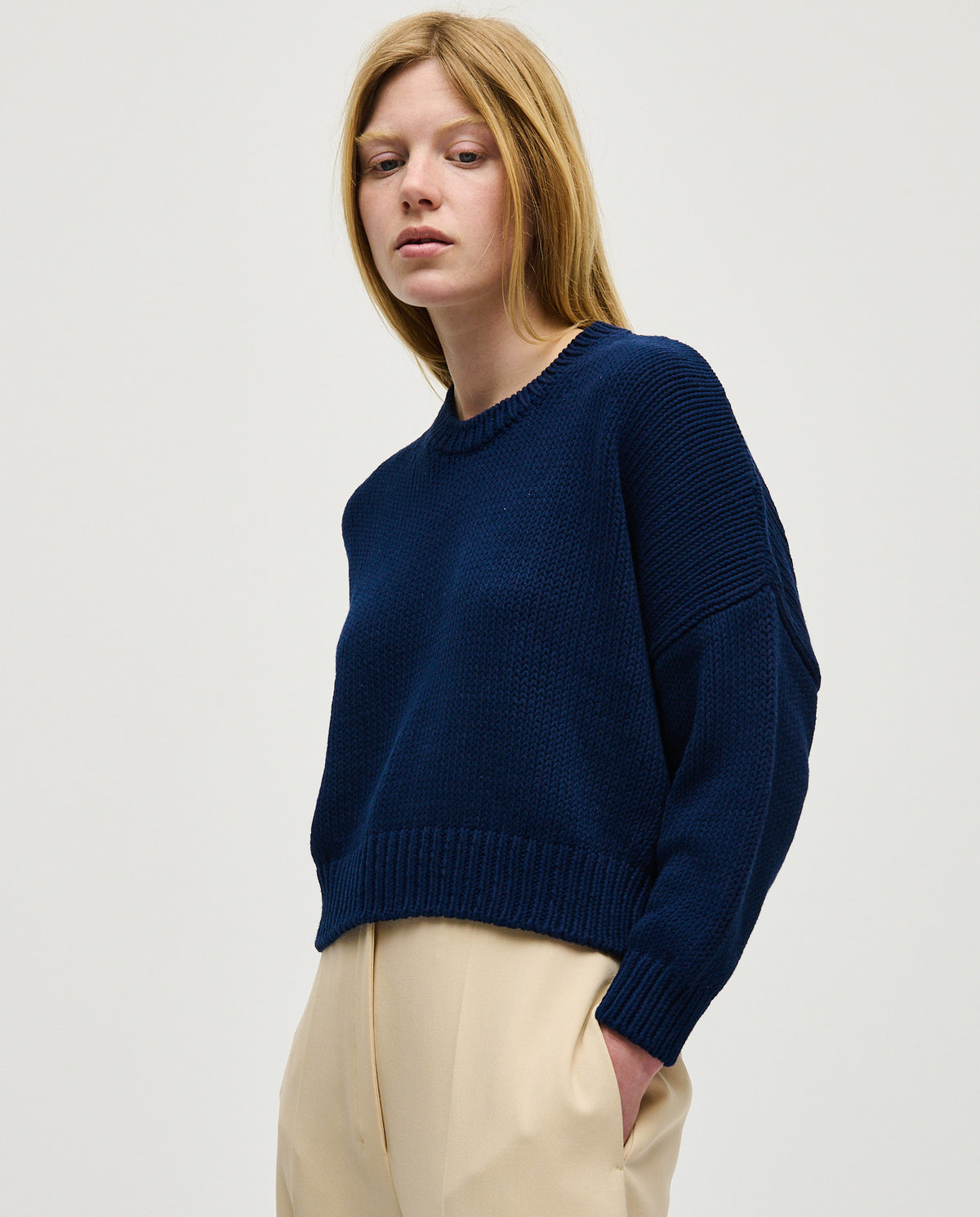 Navy jumper No14 by Babaà worn by a woman, featuring a cozy knit fabric and a relaxed fit.