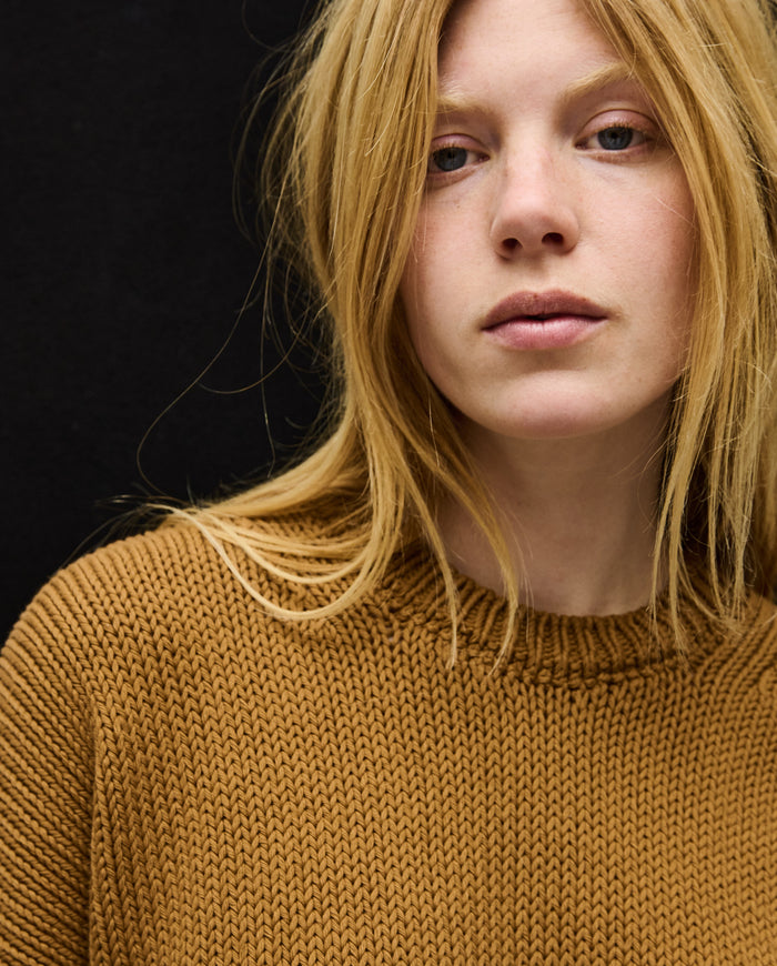 Woman wearing Babaà Jumper No14 Sukkari, cozy knit sweater in earthy tones, styled for casual comfort.