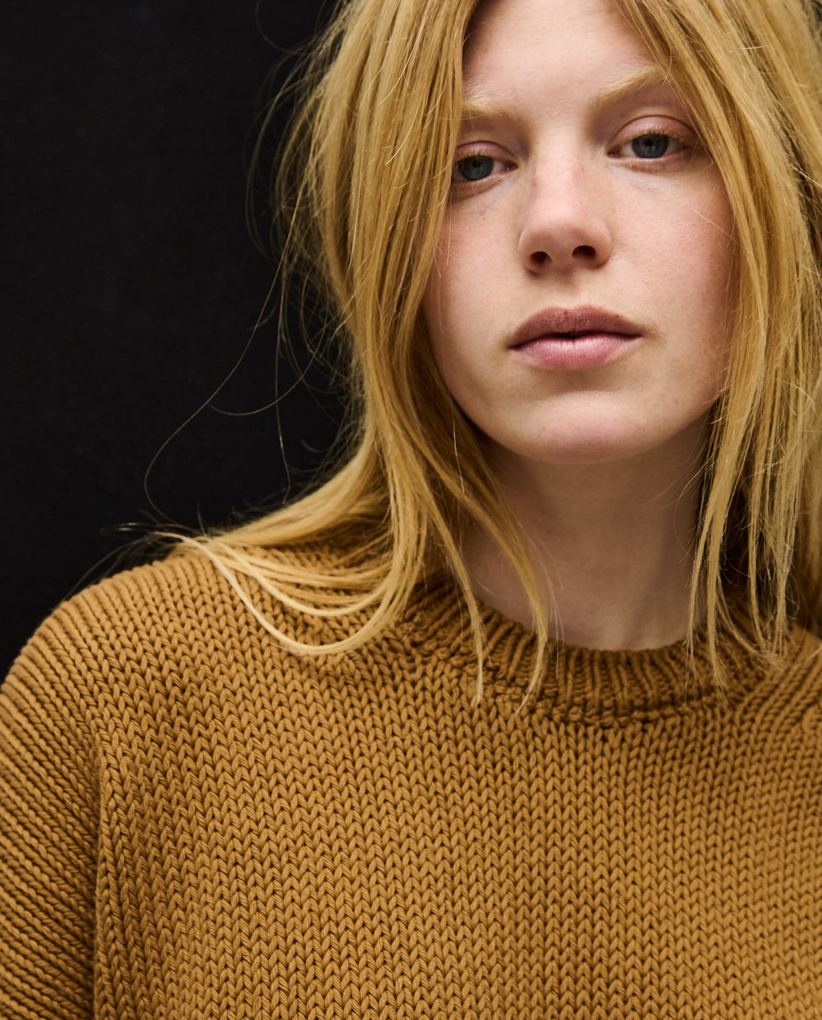 Woman wearing Babaà Jumper No14 Sukkari, cozy knit sweater in earthy tones, styled for casual comfort.