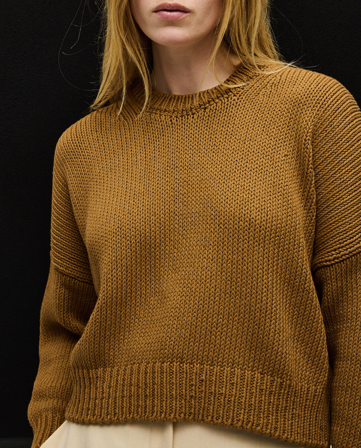Woman wearing Babaà Jumper No14 Sukkari, cozy knit sweater in warm earthy tones, styled casually for everyday wear.