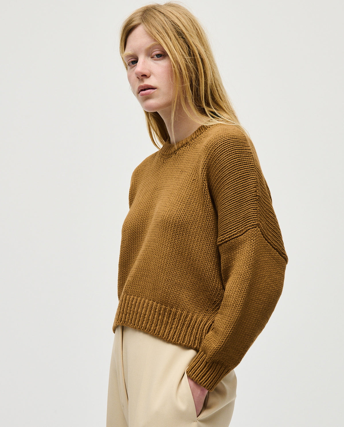 Babaà No14 Sukkari women's jumper, soft knit fabric in a cozy, stylish design, worn by a woman in a casual setting.