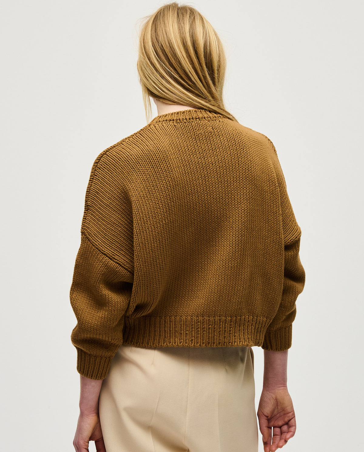 Woman wearing Babaà Jumper No14 Sukkari, cozy knit sweater with a relaxed fit and stylish design.