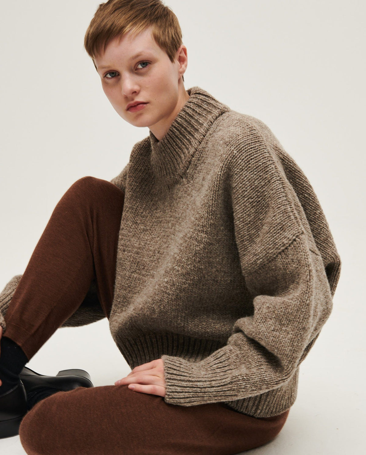 Babaà jumper No15 in dark mist color, worn by a woman, featuring a cozy, stylish knit sweater with a relaxed fit.