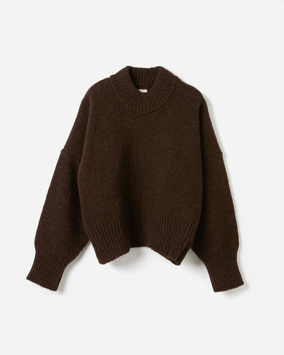 Silhouette of a woman wearing Babaà No15 Earth jumper, showcasing its relaxed fit and earthy tone in a casual style.