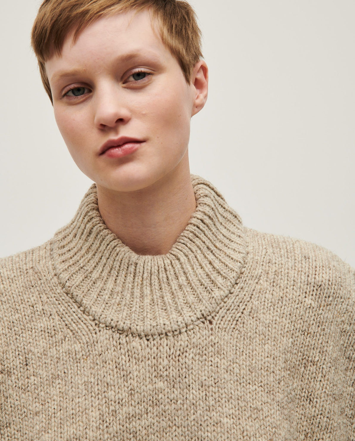 Babaà No15 Mist women's jumper in soft mist color, cozy knit sweater with a relaxed fit worn by a woman.