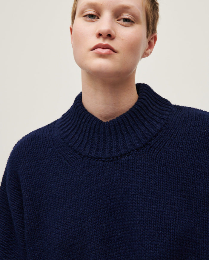 Navy jumper No15 by Babaà worn by a woman, featuring a cozy knit design and fitted silhouette.