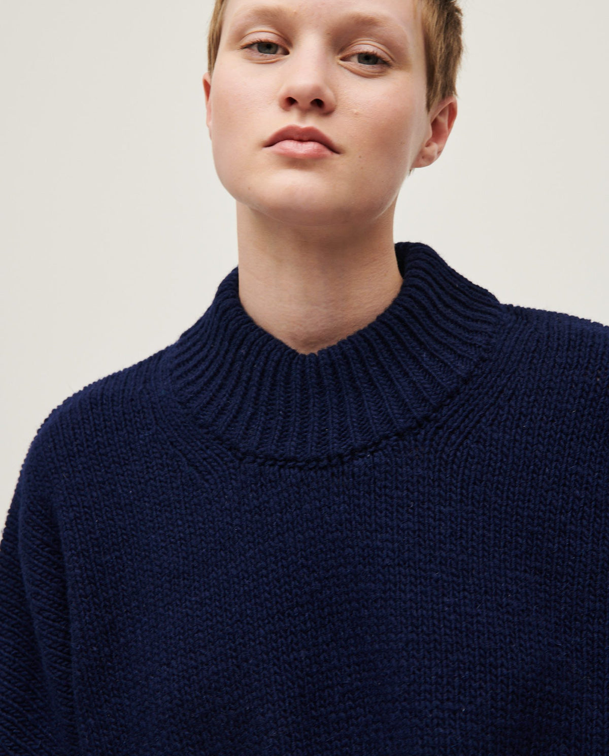 Navy jumper No15 by Babaà worn by a woman, featuring a cozy knit design and fitted silhouette.