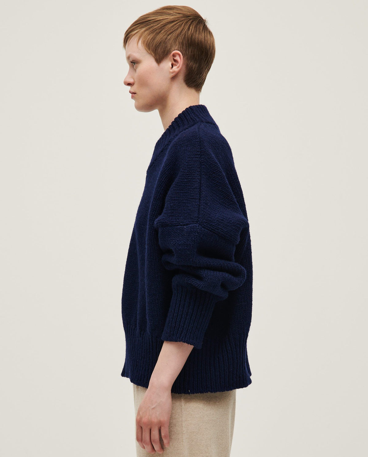 Navy jumper No15 by Babaà worn by a woman, featuring a cozy knit fabric and stylish fit for casual wear.