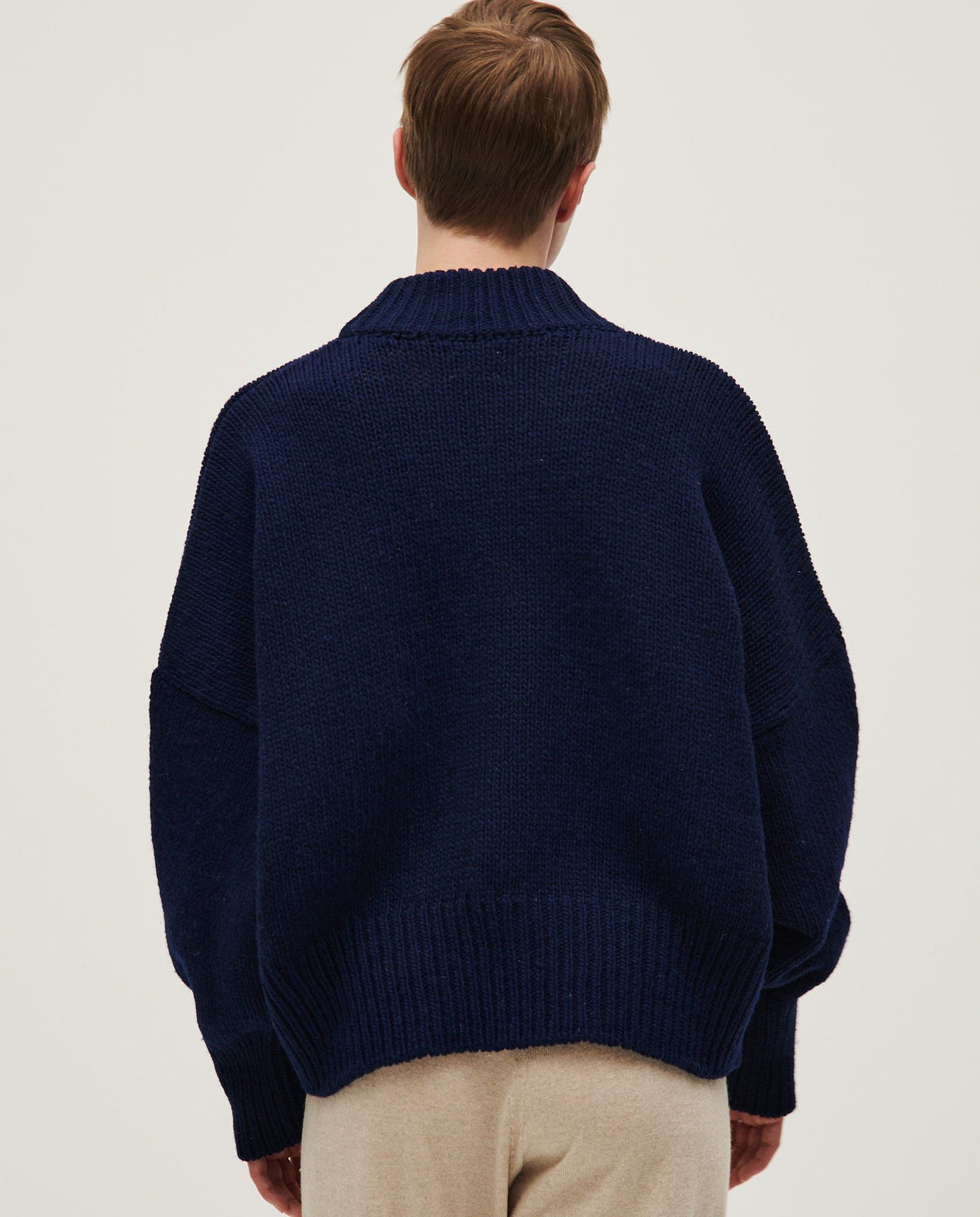 Navy jumper No15 by Babaà, worn by a woman, featuring a cozy knit fabric and a relaxed fit, stylish and comfortable.