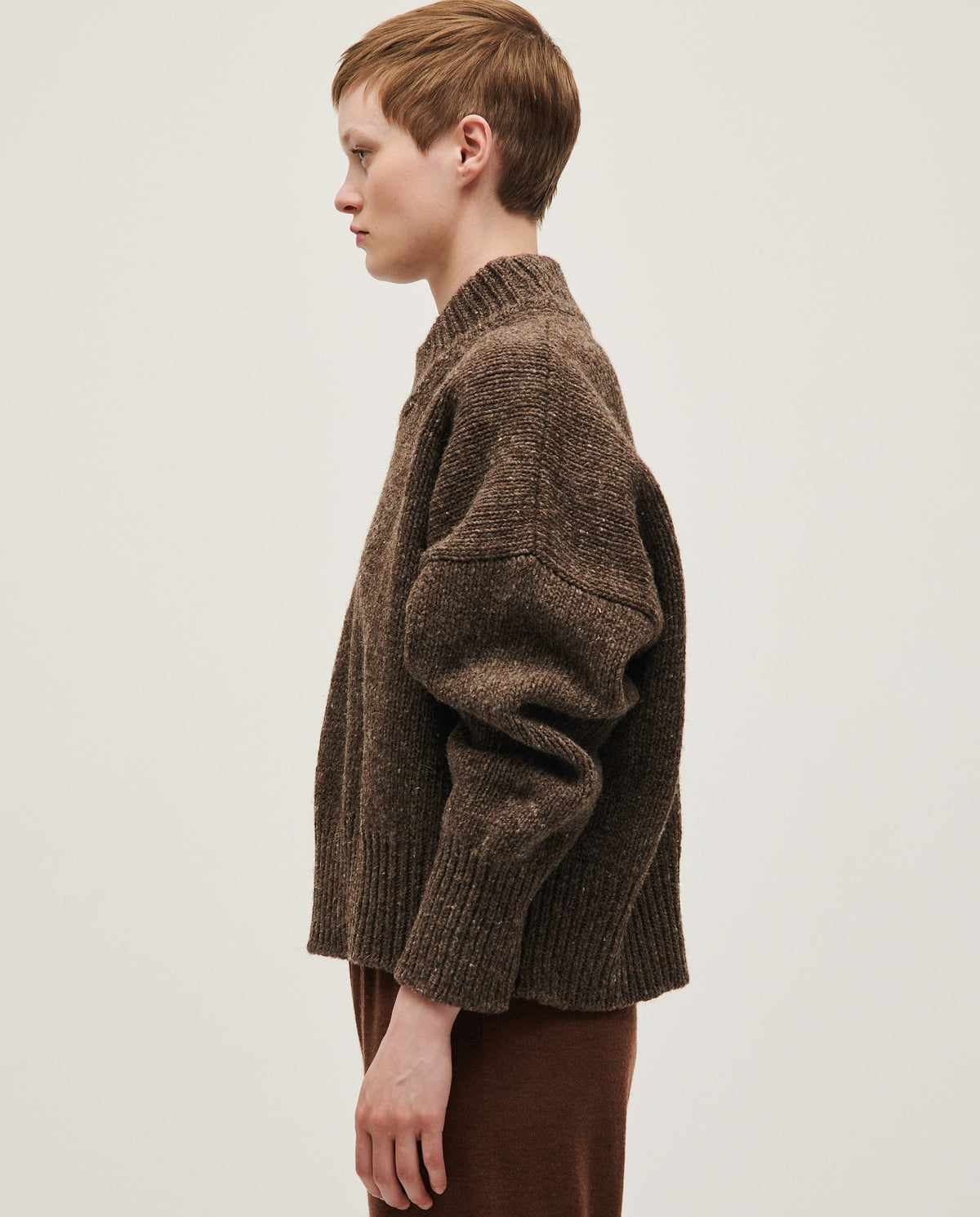 Woman wearing Babaà No15 Oak jumper, cozy knit sweater in earthy oak color, styled casually.