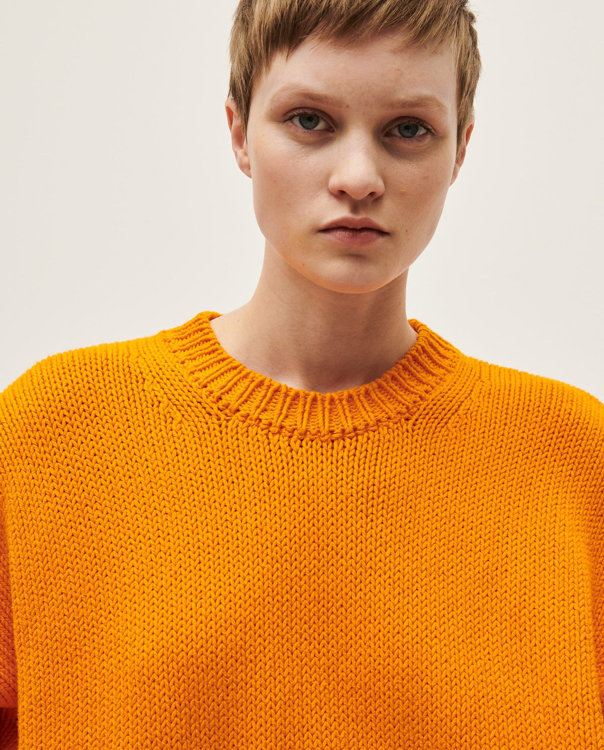 Woman wearing Babaà Jumper No16 La Condesa, cozy knit sweater with a stylish fit and neutral color, shown on a model.