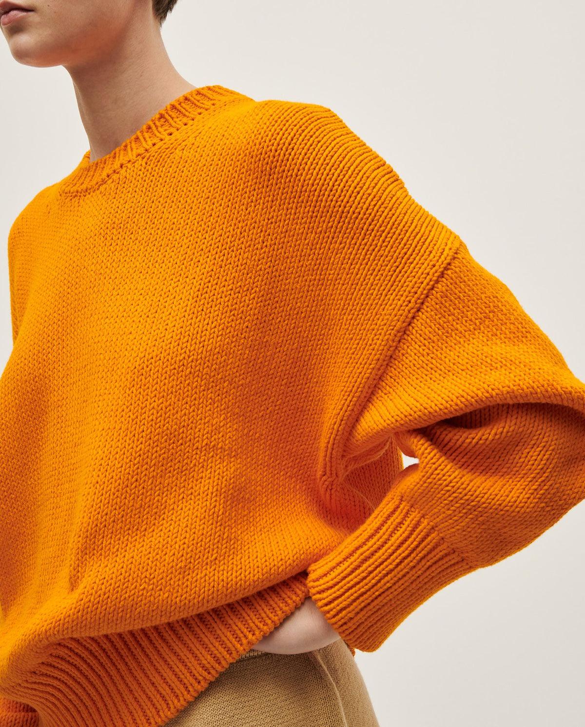 Woman wearing Babaà Jumper No16 La Condesa, featuring a cozy, stylish knit design in a neutral tone.
