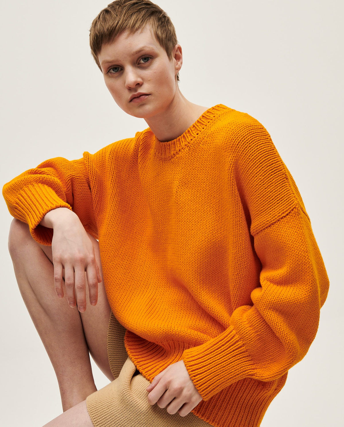 Woman wearing Babaà Jumper No16 La Condesa, cozy knit sweater in neutral tones, styled for casual comfort.
