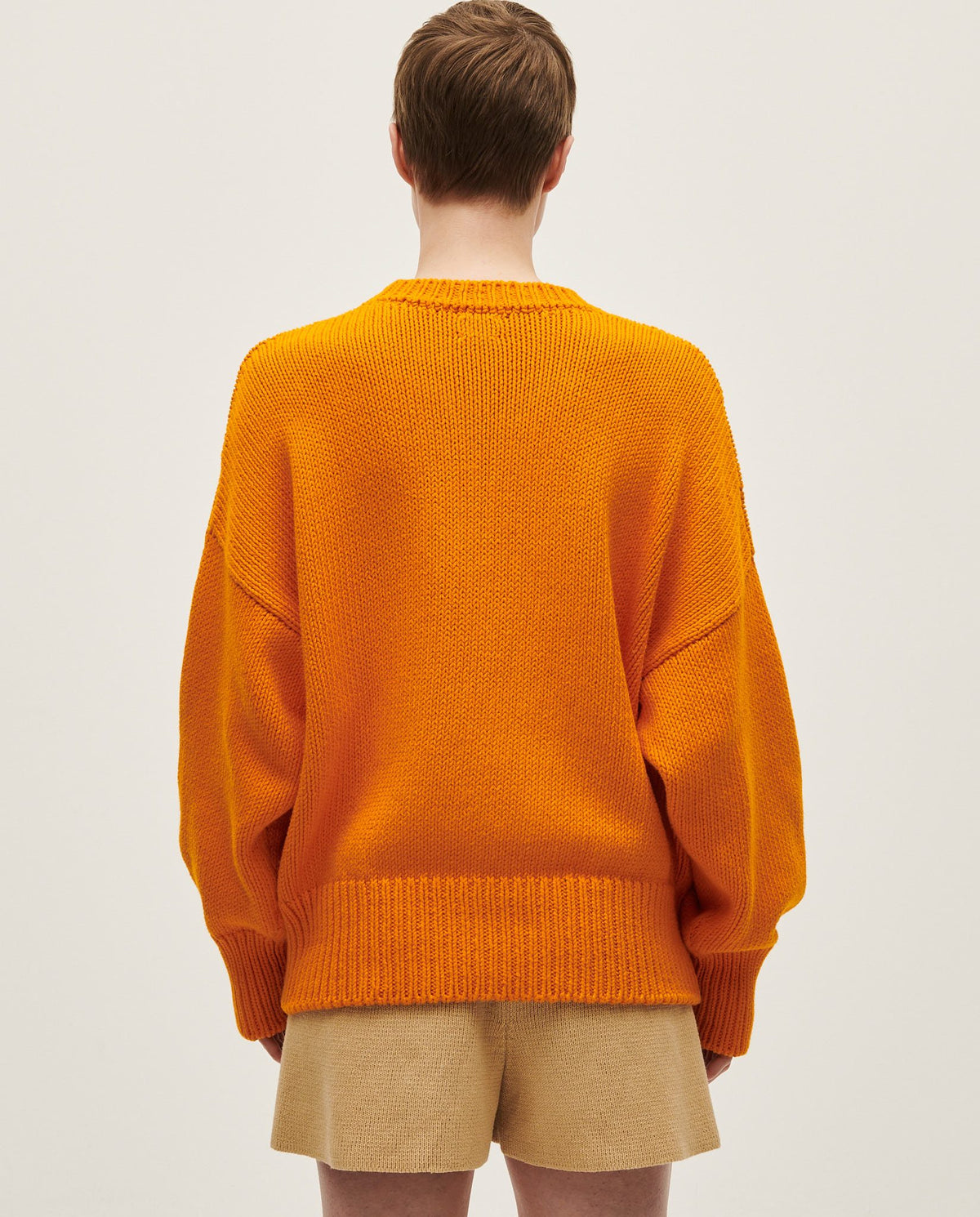 Woman wearing Babaà Jumper No16 La Condesa, featuring a cozy knit design and stylish fit in a neutral color.