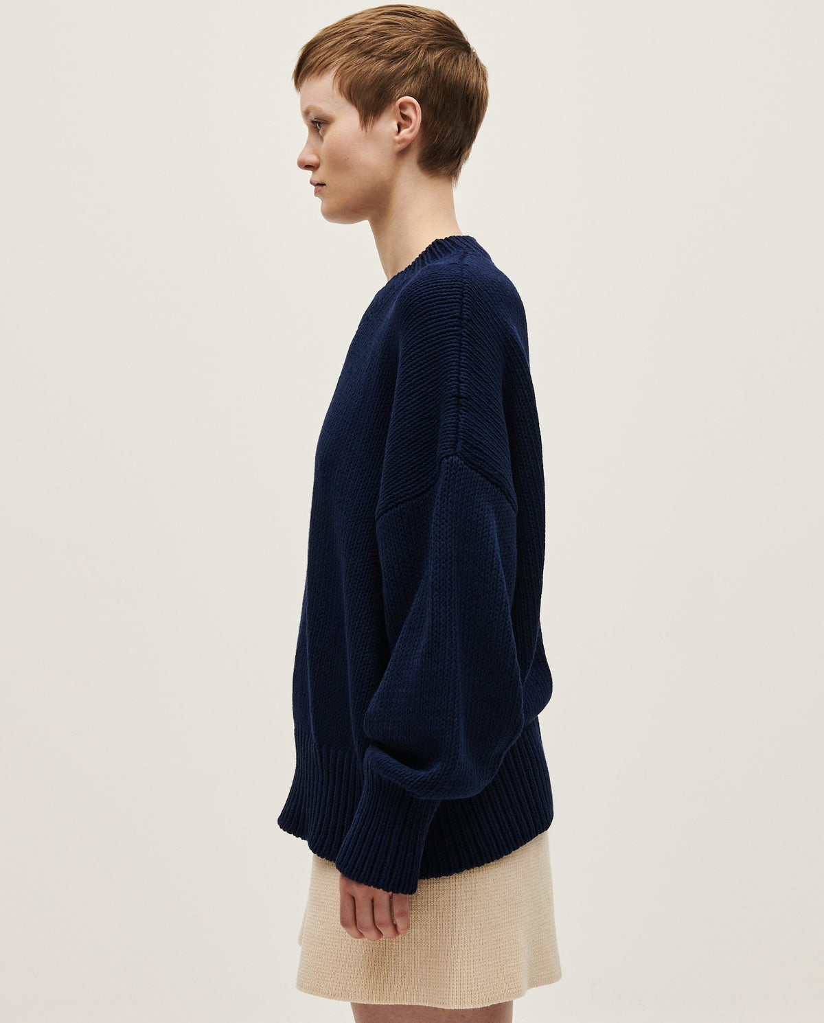 Navy jumper No16 by Babaà worn by a woman, featuring a cozy knit fabric and classic fit for casual style.