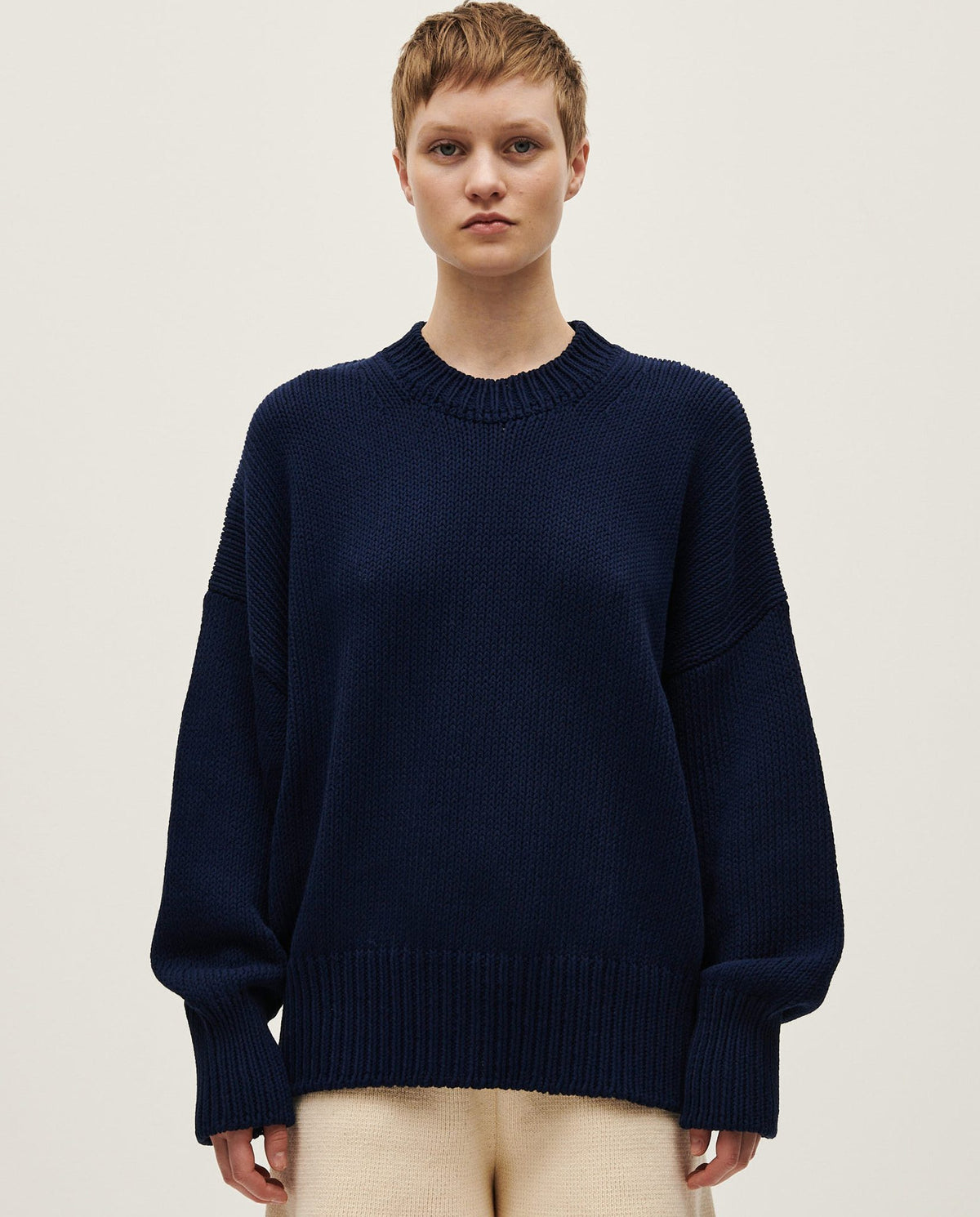Navy jumper No16 by babaà worn by a woman, featuring a cozy fit and soft knit fabric, perfect for casual winter wear.