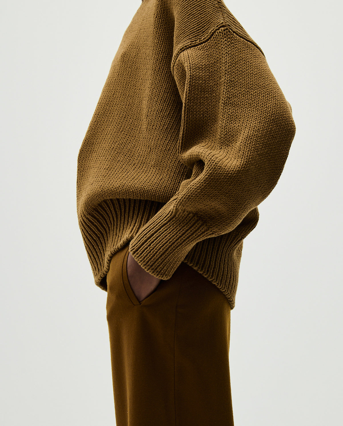 Woman wearing Babaà No16 Sukkari jumper, featuring a cozy knit design and stylish fit, showcased in a fashion photo.
