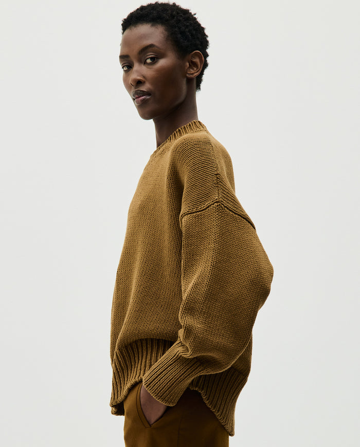 Woman wearing Babaà No16 Sukkari jumper, stylish knit sweater with a cozy fit, in a soft, earthy tone.