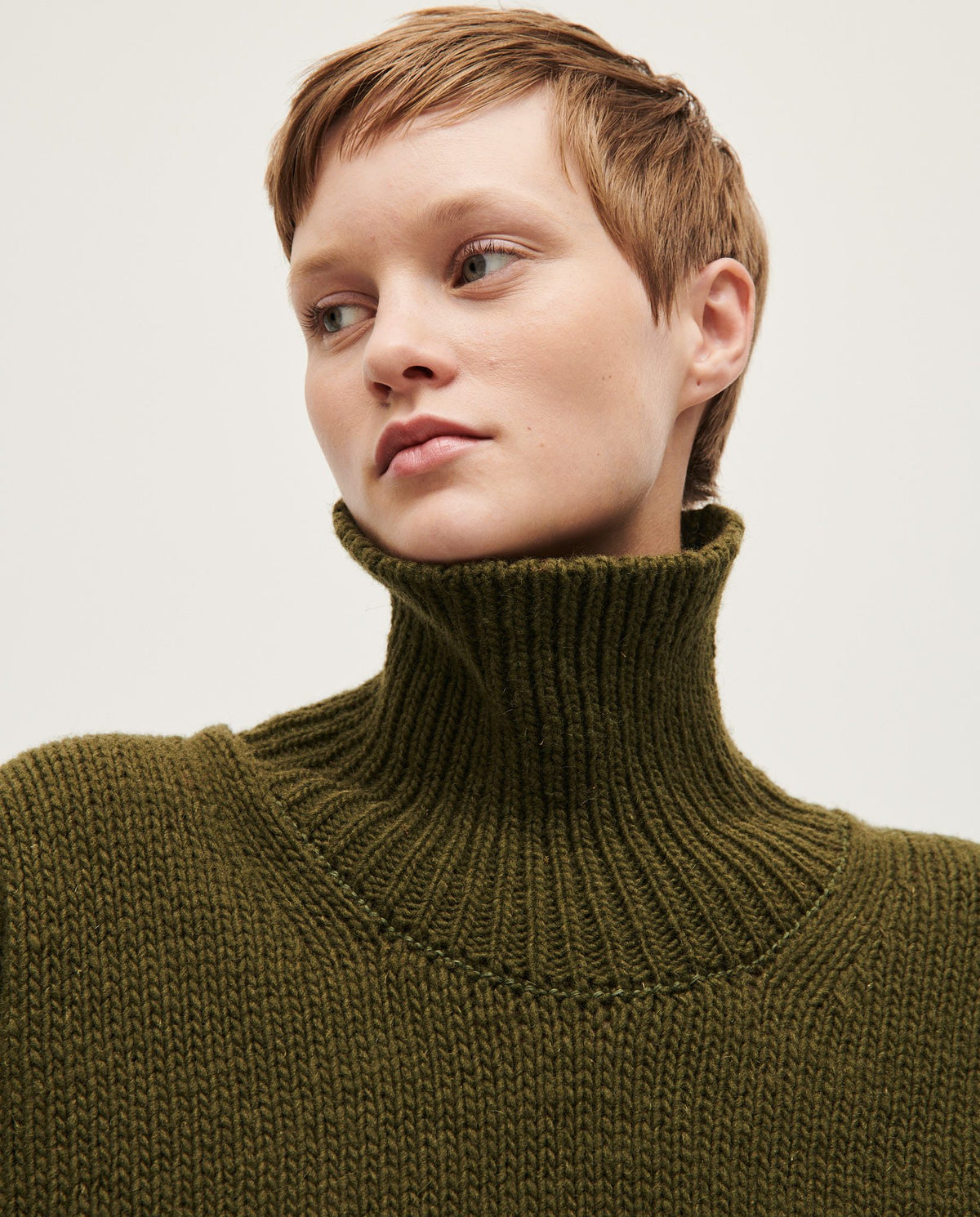 Babaà No17 Alga women's jumper featuring a cozy knit design in green, displayed on a model in a casual setting.