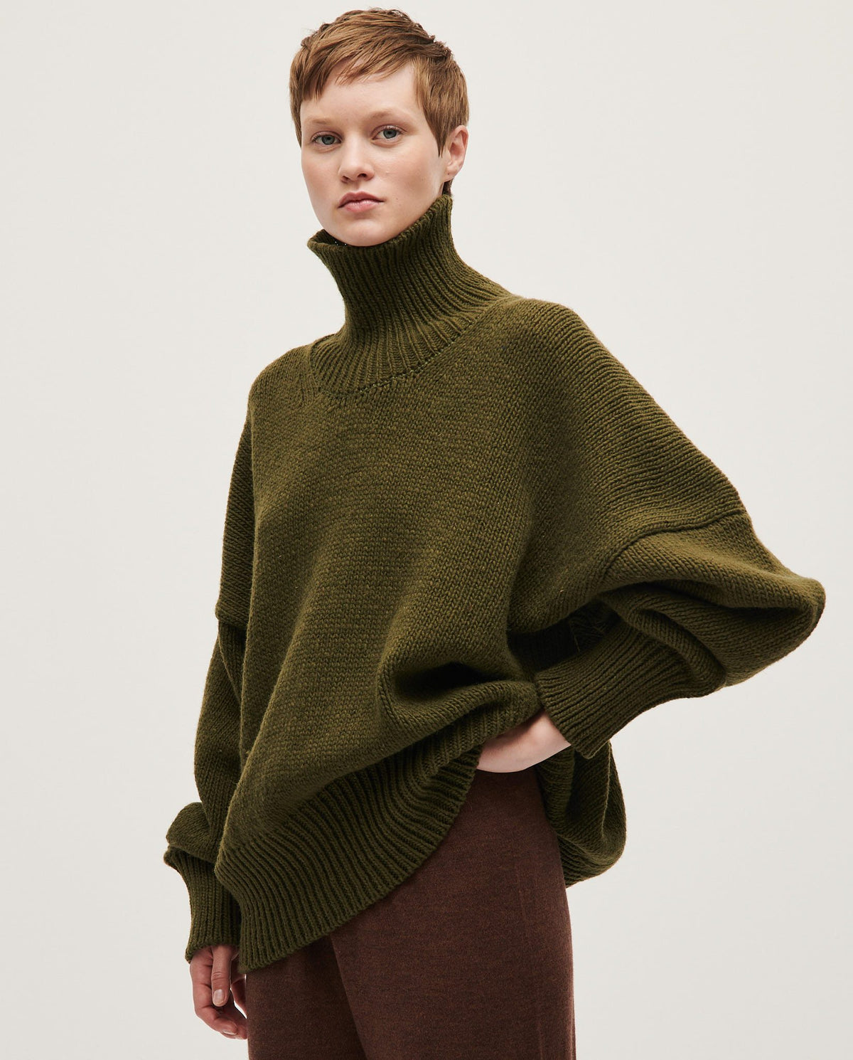 Babaà No17 Alga women's jumper in soft fabric, featuring a relaxed fit and stylish design, shown on a model.