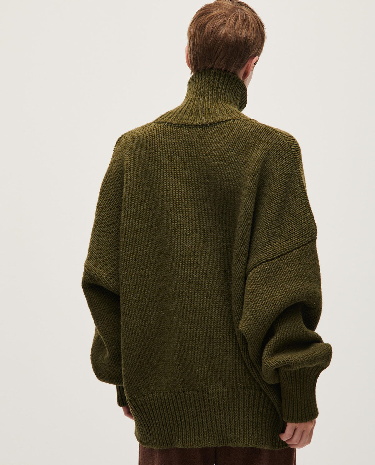 Woman wearing Babaà No17 Alga jumper, featuring a cozy knit design in earthy tones, suitable for casual and stylish wear.
