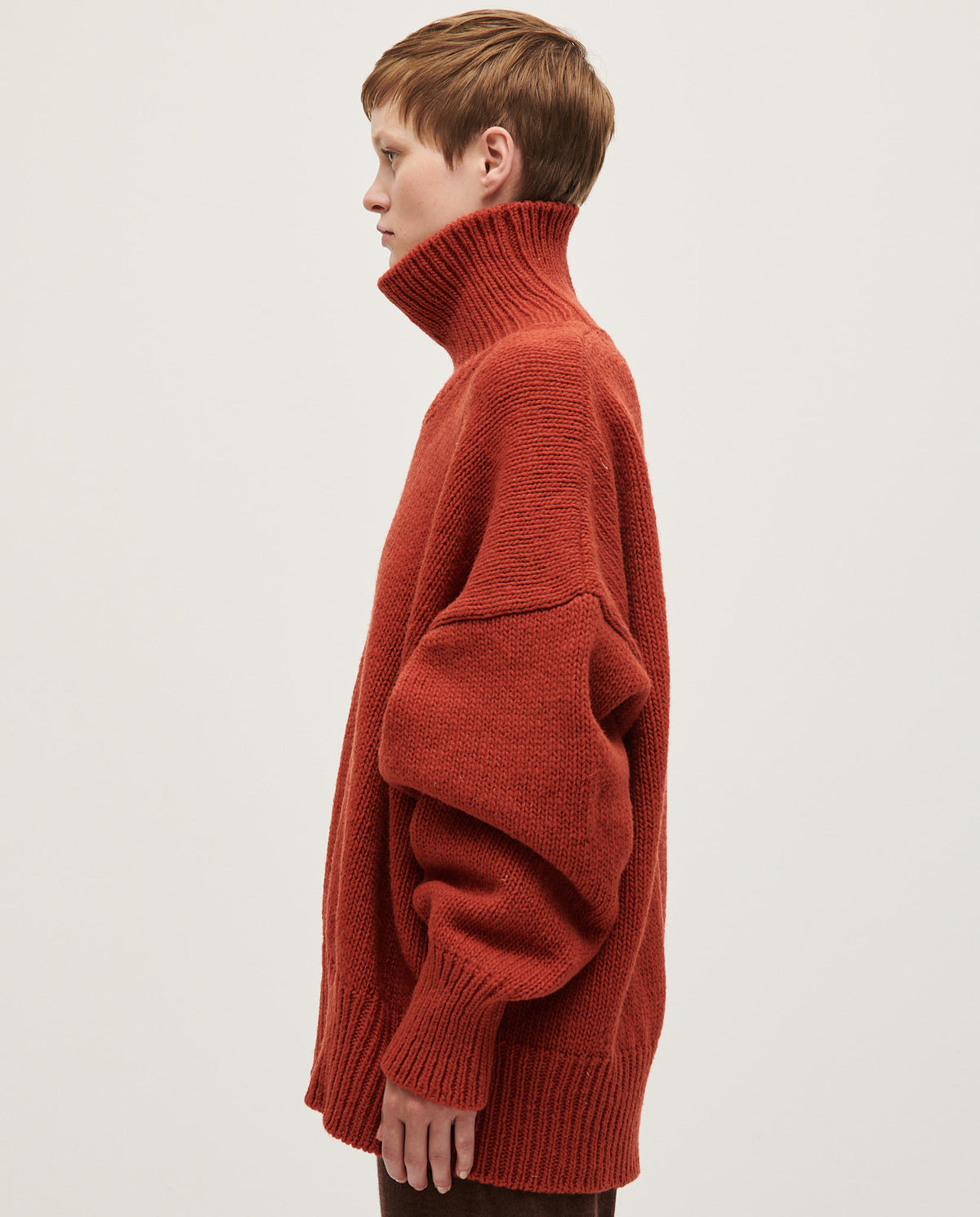 Woman wearing Babaà No17 Arce jumper, featuring a cozy, stylish knit design in a neutral color.