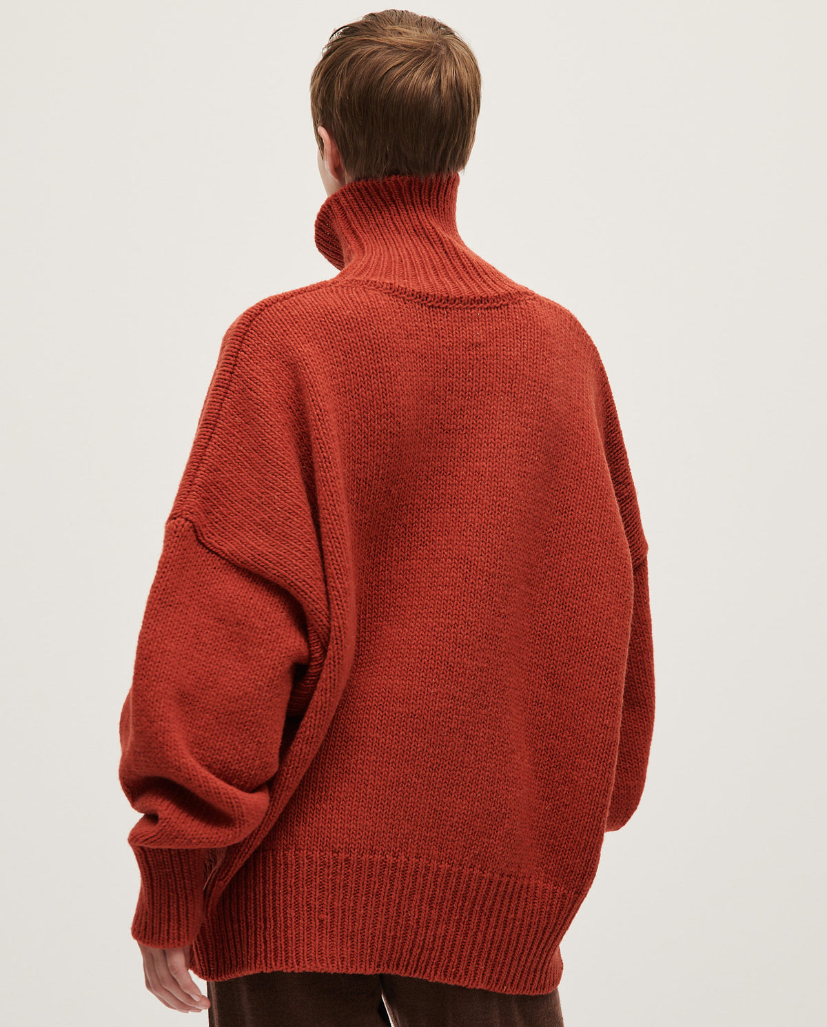Woman wearing Babaà No17 Arce jumper, soft knit sweater with a relaxed fit, styled with casual accessories.