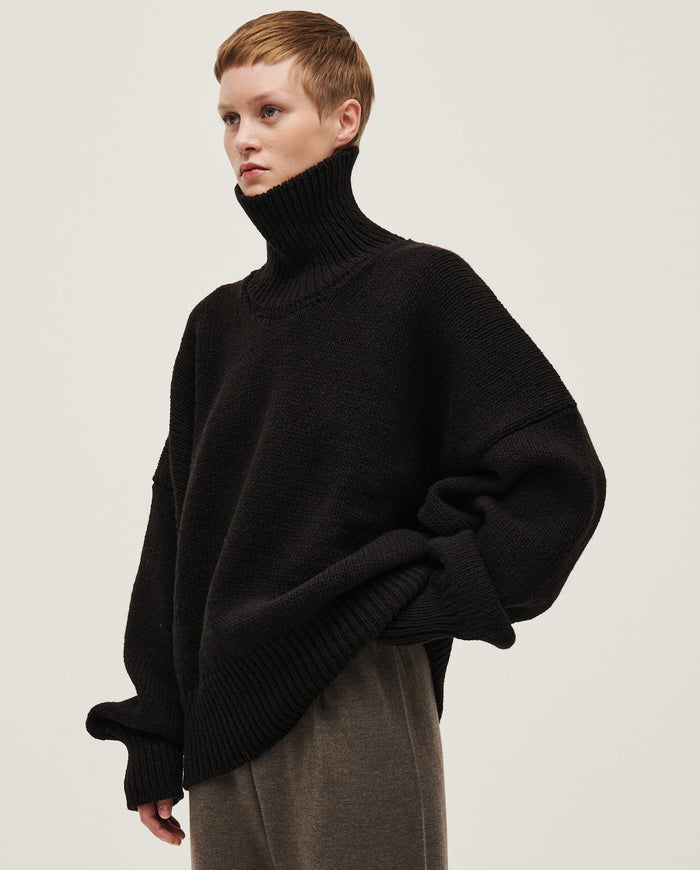 Black women's jumper No17 by Babaà, featuring a cozy, stylish knit design with long sleeves and a relaxed fit.