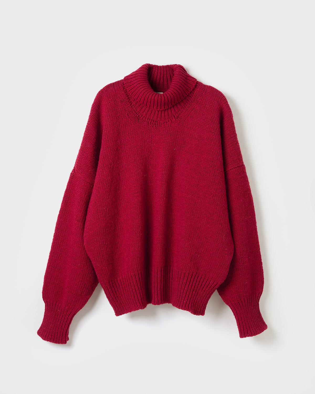 Silhouette of a woman wearing the Babaà No17 Cereza jumper, showcasing its relaxed fit and vibrant cherry color.
