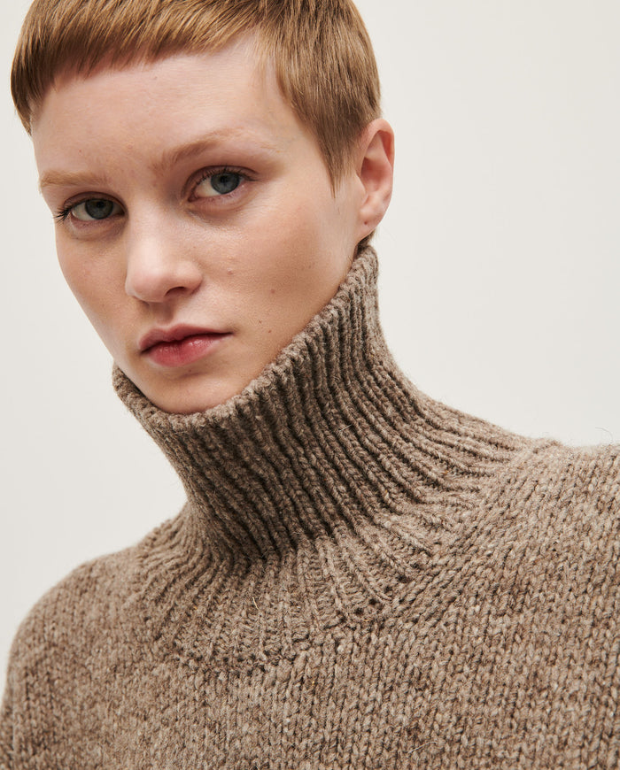 Babaà No17 dark mist women's jumper, soft knit fabric, close-up view showing collar and texture of the dark mist-colored sweater.