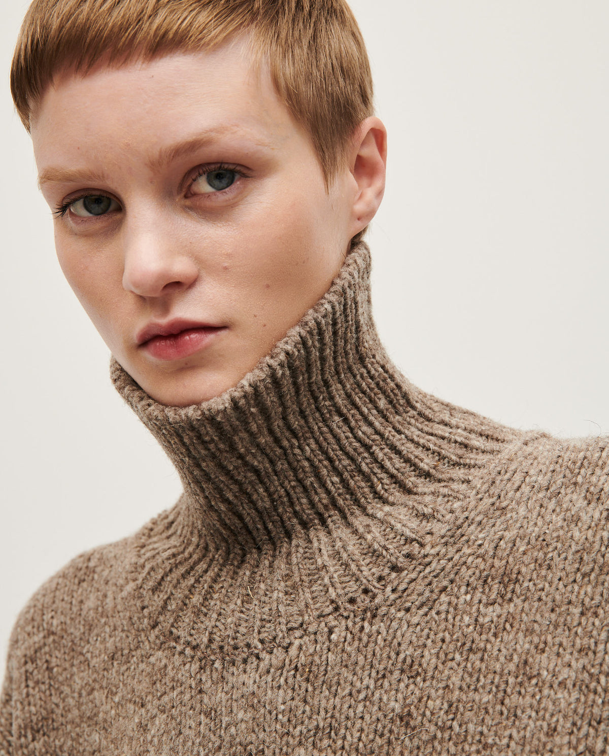 Babaà No17 dark mist women's jumper, soft knit fabric, close-up view showing collar and texture of the dark mist-colored sweater.
