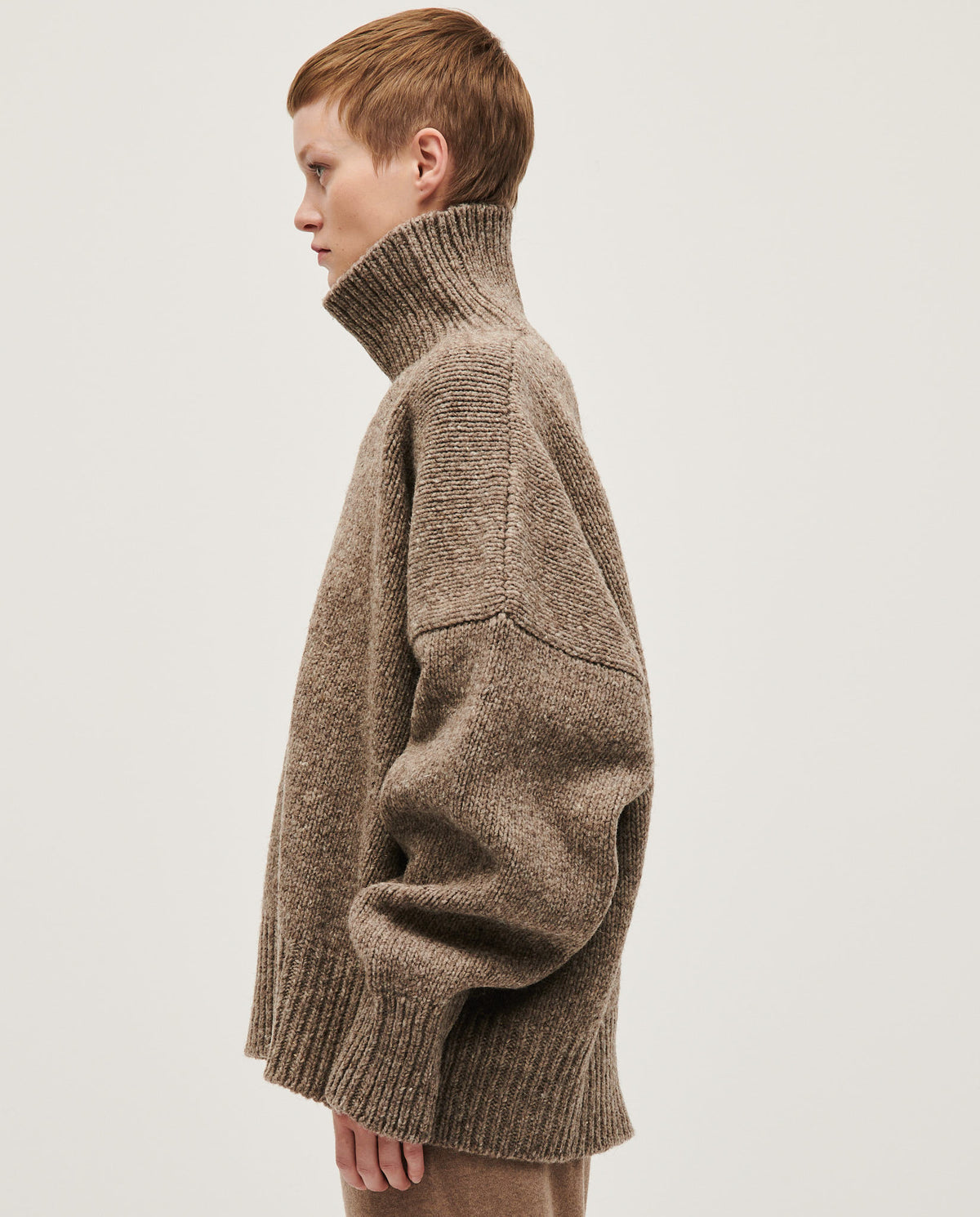 Babaà No17 dark mist women's jumper, cozy knit sweater in dark mist color, shown on a woman.