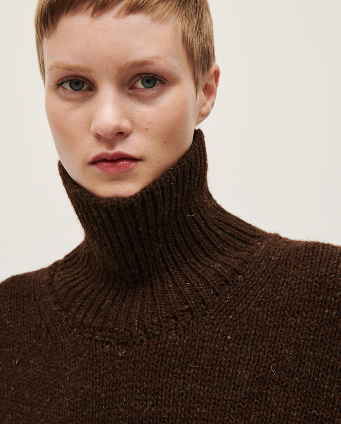 Woman wearing Babaà No17 Earth jumper, cozy knitted sweater with earthy tones, casual style for everyday wear.