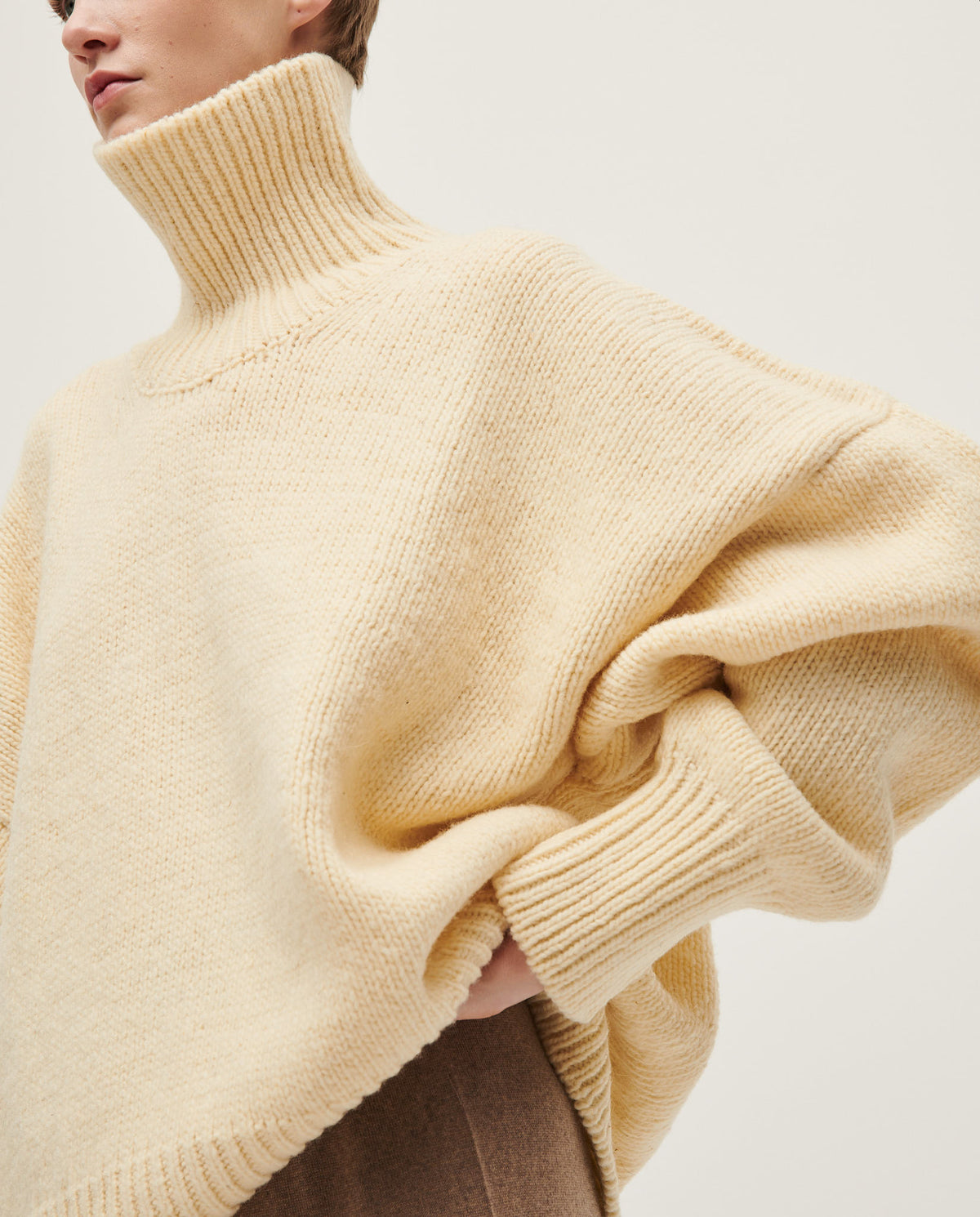 Woman wearing Babaà No17 Natural jumper, showcasing its cozy knit fabric and relaxed fit in a casual setting.