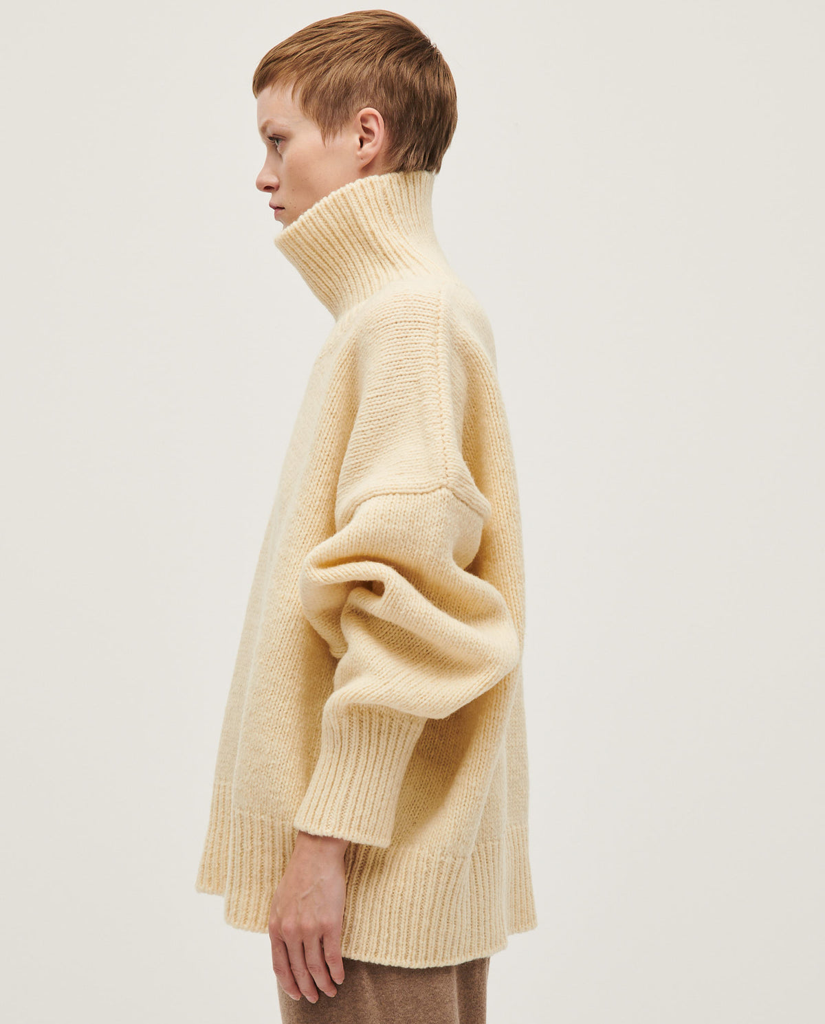 Woman wearing Babaà No17 Natural jumper, soft knit sweater with a relaxed fit and neutral beige color.