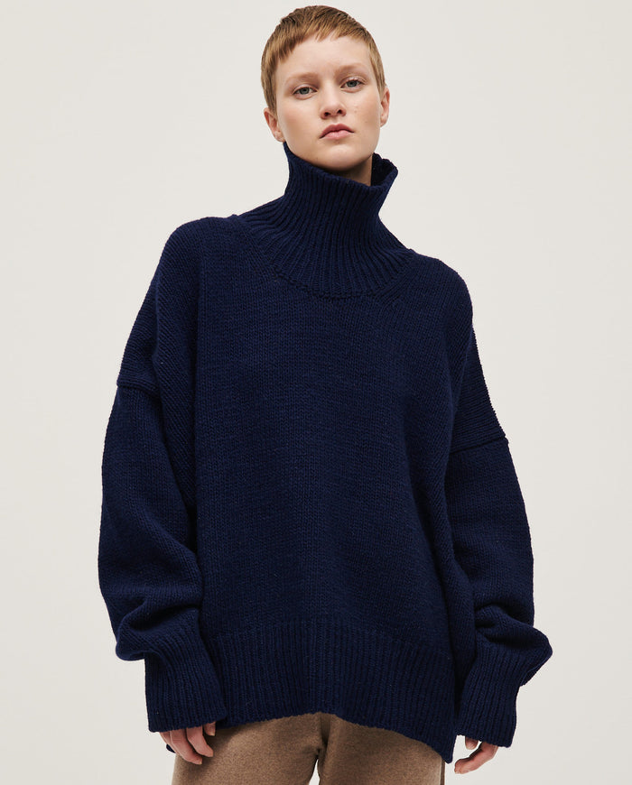 Navy jumper for women by Babaà, featuring a cozy knit design and a relaxed fit, perfect for casual wear.