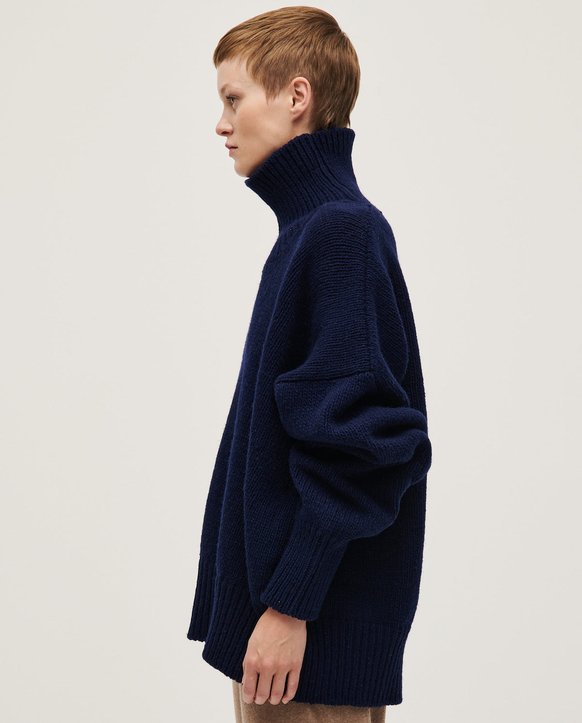 Navy jumper No17 by Babaà, worn by a woman, featuring a cozy knit fabric and a relaxed fit for casual style.