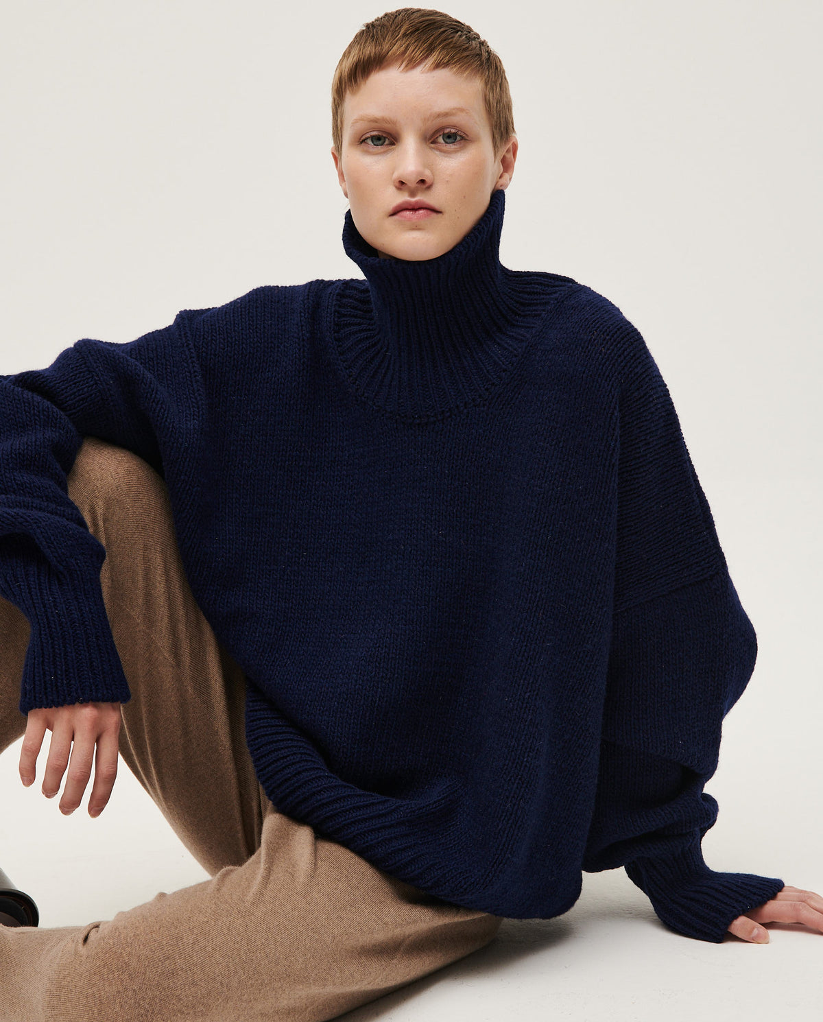 Navy jumper No17 by Babaà worn by a woman, featuring a cozy knit fabric and a relaxed fit.