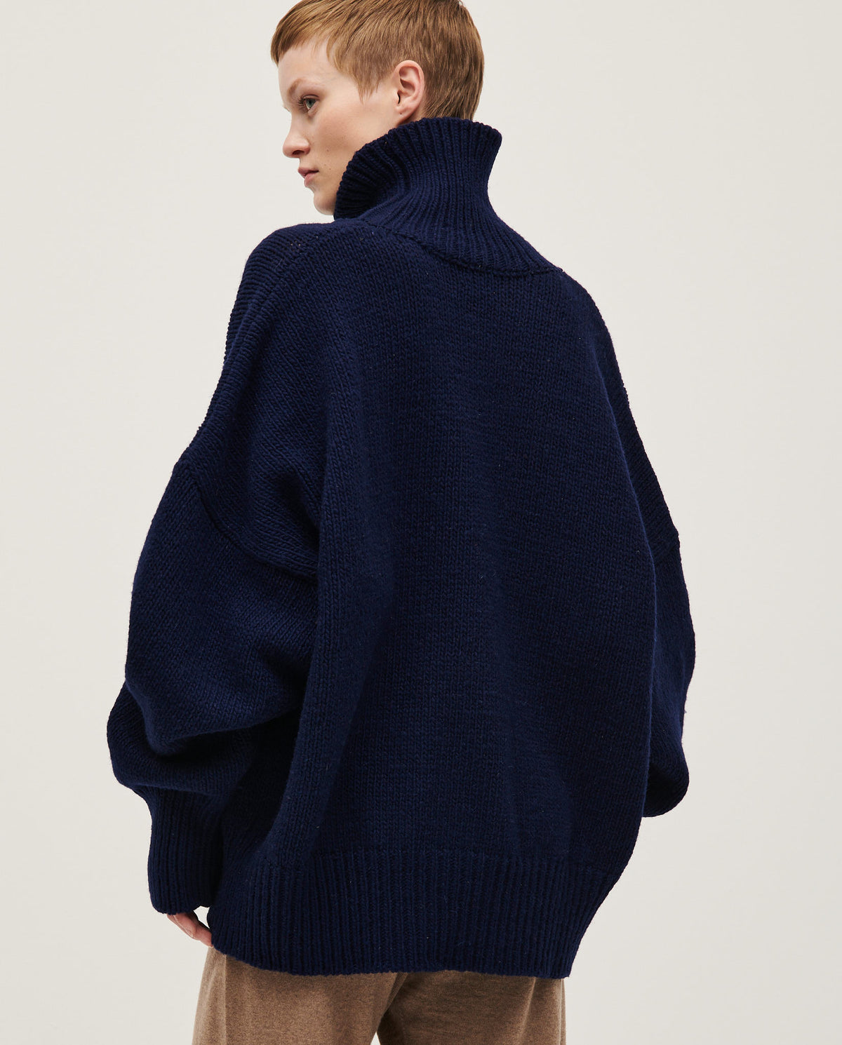 Navy Babaà No17 women's jumper, soft knit fabric, close-up of the cozy, stylish navy sweater worn by a woman.