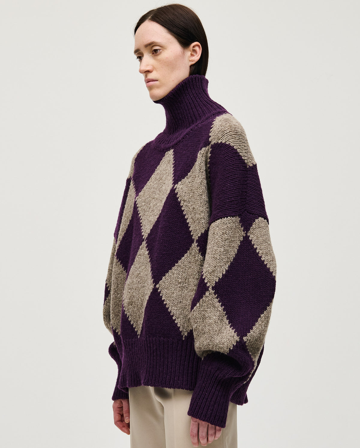 Woman wearing Babaà No17 Noche jumper, featuring a cozy, dark-colored knit with a relaxed fit and ribbed cuffs.
